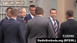 Ярослав Романюк (із трояндами) та Богдан Львов (спиною) ідуть на святкування