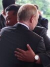 Президент России Владимир Путин обнимает лидера Северной Кореи Ким Чен Ына на встрече в Пекине. 3 сентября 2025 года