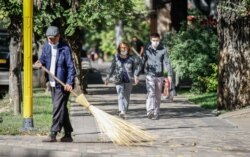 Коронавирус пандемиясы кезінде қала көшелерінде жүрген адамдар. Алматы, 11 қыркүйек 2020 жыл.