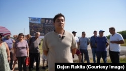 Mještani i lider Restarta Stefan Blagić (sredina) nakon ponovnog postavljanja bilborda u Podnovlju,  Doboj, 11, avgust 2026.