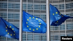 Flamuj të BE-së të vendosur pranë ndërtesës së Komisionit Evropian në Bruksel. Fotografi ilustruese nga arkivi. 