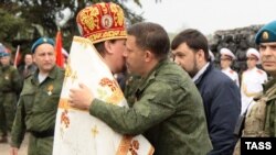 Тодішній ватажок угруповання «ДНР» Олександр Захарченко (в центрі), за спиною у нього один із керівників цього ж угруповання Денис Пушилін. Савур-могила, Донецька область, 8 травня 2015 року