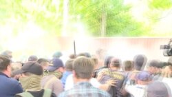 Активісти прорвалися до маєтку Льовочкіна після сутичок із поліцією (відео)