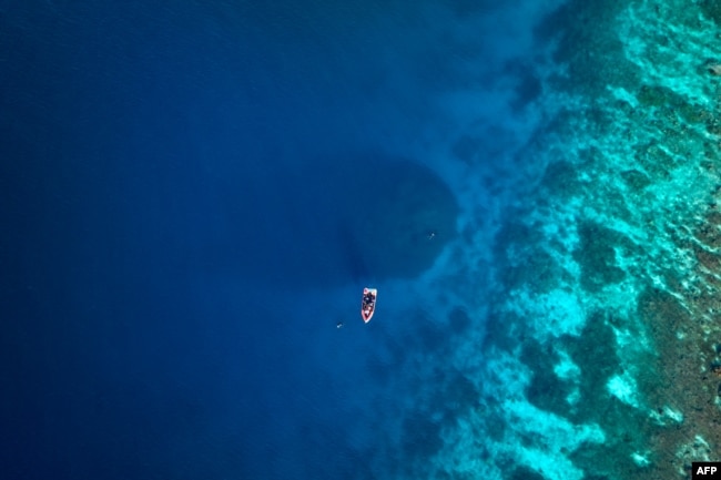 Një anije lundron pranë mbi koralin më të madh të zbuluar. Fotografi e realizuar nga National Geographic Pristine Seas më 24 tetor 2024.