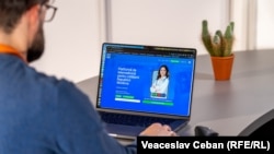 Un bărbat folosind o platformă de telemedicină destinată cetățenilor din R. Moldova.
