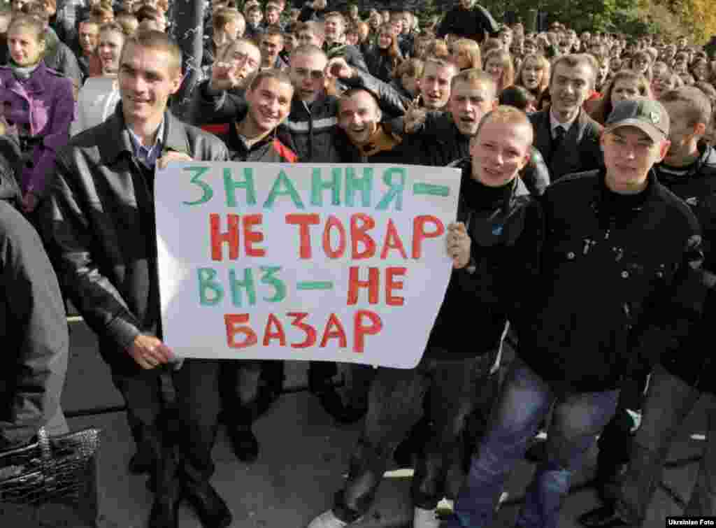 Близько 1000 студентів вийшли на центральну площу Житомира. Студенти скандували гасла проти прийняття скандальної постанови Кабміну і пообіцяли, що якщо їх вимоги не будуть виконані протягом тижня, вони знову зберуться на площі. 12 жовтня