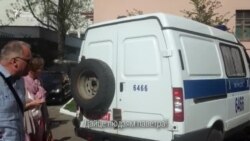 «Дайце паветра!» — чацьвёра затрыманых доўга чакалі суду ў мікрааўтобусе