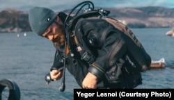 Yegor Lesnoi prepares to dive.