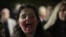 Një grua me gojën e ngjyrosur me të kuqe merr pjesë në marshin për të kërkuar përgjegjësi institucionale për Arlinda Zekajn.<br><br>Arlinda Zekaj kishte <a href="https://www.evropaelire.org/a/arlinda-kronologjia-vrasjes/33885333.html" target="_self" class="wsw__a"><strong>kërkuar vazhdimisht ndihmë</strong></a> nga institucionet e drejtësisë dhe sigurisë duke raportuar dhunë në familje, përfshirë edhe disa orë para se të vritej.