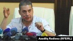 Армениялық оппозиция белсендісі Вахан Мартиросян баспасөз жиынын өткізіп отыр. Баку, 18 қыркүйек 2015 жыл.