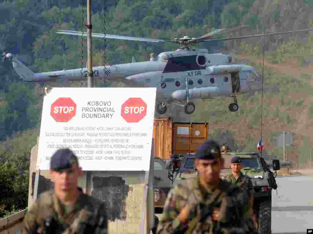 Helikopter i francuski pripadnici Kfora sleću na prelaz Brnjak, 16. septembar 2011