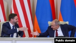Vicepreședintele SUA, JD Vance, și prim-ministrul Armeniei, Nikol Pașinian, după discuțiile de la Erevan, pe 9 februarie 2026.