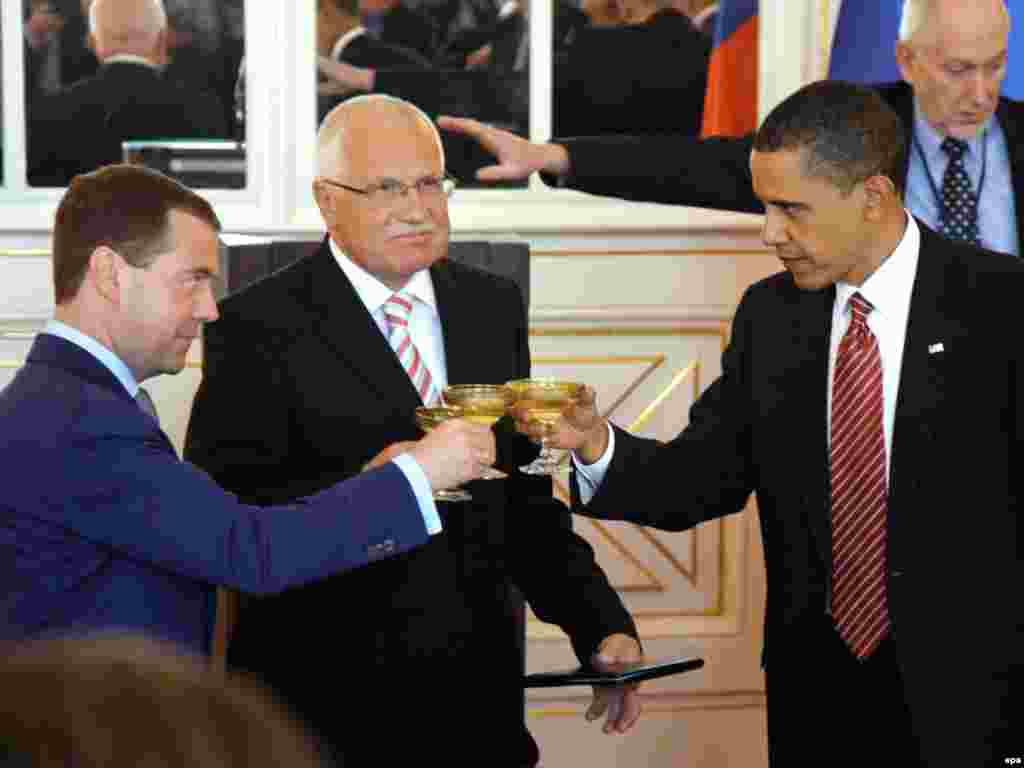 Predsjednici Dmitry Medvedev, Vaclav Klaus i Barack Obama nazdravljaju na svječanom prijemu