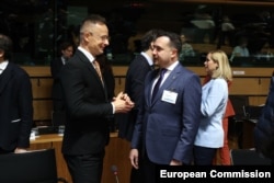 Зліва направо: Петер Сійярто, міністр закордонних справ Угорщини та Ніколай Павлов, заступник міністра економіки та промисловості Болгарії під час Ради ЄС із закордонних справ 7 квітня 2025 року, Люксембург