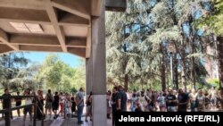 Građani ispred Trećeg osnovnog suda na Novom Beogradu u znak podrške privedenima tokom blokade.