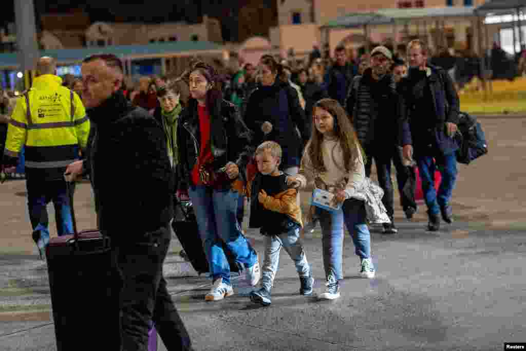 Popullsia e ishullit shtohet gjatë verës kur miliona turistë vizitojnë vilat tradicionale të ngjyrosura me të bardhë përgjatë kodrave të pjerrëta të tij.&nbsp;Në bazë të regjistrimit të vitit 2021 në Santorini jetojnë 15.000 banorë rezidentë, kështu që ka të ngjarë që disa mijëra njerëz të mbeten në ishull, duke qenë se nuk është sezon turistik. &nbsp;