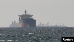 Një anije mallrash duke lundruar pranë Ngushticës së Hormuzit më 11 mars 2026. 