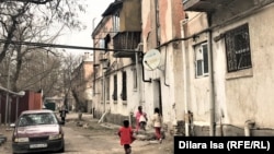 Дети во дворе двухэтажного дома, который власти Шымкента признали аварийным. 