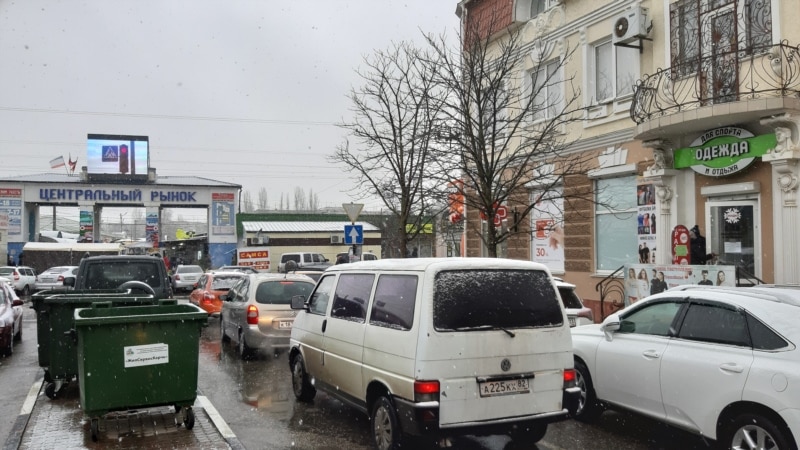 Безлюдные улицы и одинокий дворник: в Керчи выпал первый снег (фотогалерея)