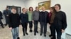 Група вызваленых палітзьняволеных жанчын з спэцпасланьнікам прэзыдэнта ЗША Джонам Коўлам пасьля вызваленьня. 16 верасьня 2026 году