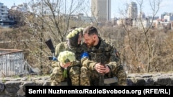 Щодення ЗСУ – в моментах життя та смерті. Підбірка фотографій до Дня Збройних сил України