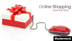 Kompýuteriň syçanjygy we sowgat gutusy.