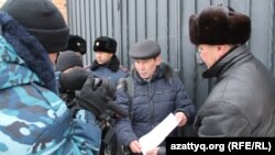 Активисты, пришедшие вручить письмо в посольство России в связи с высказываниями Жириновского. Астана, 13 января 2015 года.