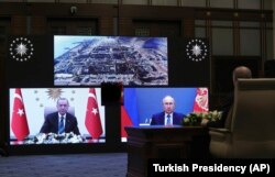 Președintele Turciei, Recep Tayyip Erdogan participă alături de omologul său rus, Vladimir Putin, la ceremonia de inaugurare a fundației celui de-al treilea reactor al Centralei Nucleare de la Akkuyu, 10 martie 2021. Centrala, construită de Rosatom, ar urma să asigure 10% din consumul de energie al Turciei.