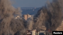 Tymi ngrihet lart mbi ndërtesa në Liban, pas bombardimeve izraelite ndaj shënjestrave të Hezbollahut, 25 shtator.