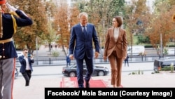 Președinta Maia Sandu îl conduce în sediul președinției de la Chișinău pe premierul polonez, Donald Tusk, descris de ea drept „un bun prieten al Moldovei”, 4 septembrie 2024