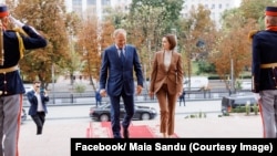 Președinta Maia Sandu îl conduce în sediul președinției de la Chișinău pe premierul polonez, Donald Tusk, descris de ea drept „un bun prieten al Moldovei”, 4 septembrie 2024.