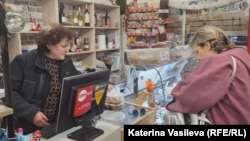 Продавачката Албена (вляво) обслужва клиентка в магазин за хранителни стоки в София в първия официален работен ден след въвеждането на еврото. 5 януари 2026 г.