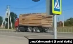 Российский военный бензовоз в Крыму, замаскированный под фуру, июнь 2026 года