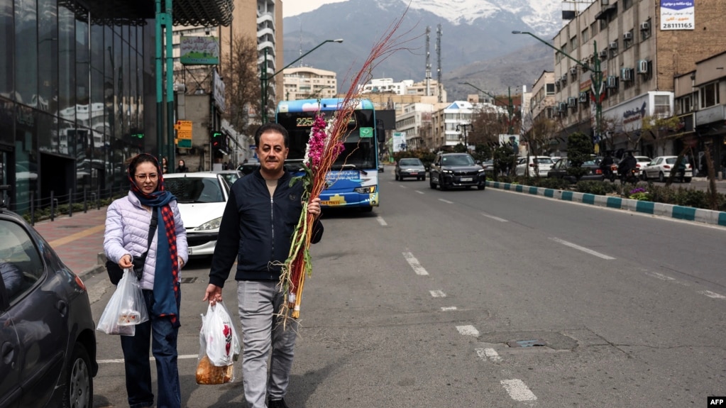 زوج میانسال ایرانی در حال خرید نوروزی در تهران همزمان با ادامه جنگ