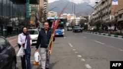 زوج میانسال ایرانی در حال خرید نوروزی در تهران همزمان با ادامه جنگ