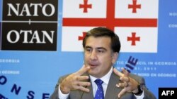 Gürcüstan prezidenti Mikhail Saakashvili NATO ilə bağlı konfransda çıxış edərkən