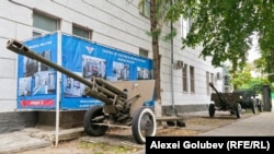 Tunurile retrase din fața Ministerului Apărării sunt acum expuse la Muzeul Militar.