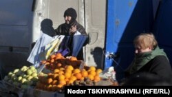 На Сухумском центральном рынке сразу бросается в глаза, что рядом с большинством ящиков с фруктами сидят – в проходах и рядом с территорией рынка – не перекупщики, а бабульки и дедульки, в садах которых они росли