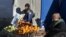 На Сухумском центральном рынке сразу бросается в глаза, что рядом с большинством ящиков с фруктами сидят – в проходах и рядом с территорией рынка – не перекупщики, а бабульки и дедульки, в садах которых они росли