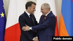 Armenia - Armenian Prime Minister Nikol Pashinian and French President Emmanuel Macron shake hands after talks in Yerevan, May 5, 2026.