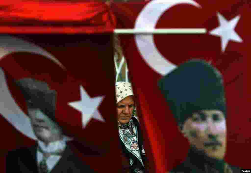 Na trgu Taksim mogu se vidjeti zastave sa likom osnivača moderne turske države, Mustafe Kemala Ataturka, Istanbul, 10. juni 2013. Foto: REUTERS / Yannis Behrakis 