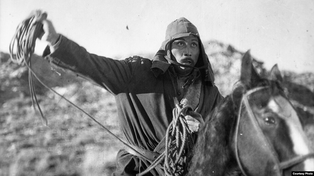 Сүймөнкул Чокморов киного тартылуу учурунда.