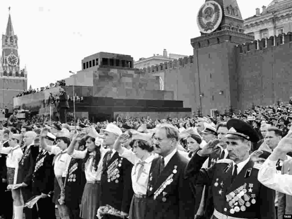 The 30th anniversary celebration in Red Square in 1975 - Analysts say the Kremlin is deliberately tapping into a growing nostalgia for the Soviet period and the pride Russians once felt in their country's former superpower status -- as well as exploiting their fears of a powerful West.