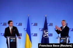 Secretarul general al NATO, norvegianul Jens Stoltenberg, și ministrul ucrainean de Externe, Dmitri Kuleba, în timpul unei conferințe de presă la Bruxelles - 13 aprilie 2021