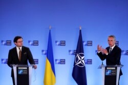 Secretarul general NATO Jens Stoltenberg mnistrul ucrainean de externe Dmttro Kuleba în conferință de presă astăzi la sediul NATO.