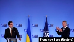 Jens Stoltenberg NATO-főtitkár és Dmitro Kuleba ukrán külügyminiszter közös sajtótájékoztatót tart Brüsszelben, 2021. április 13-án