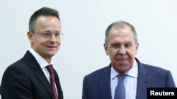 Ministrul de externe al Rusiei, Serghei Lavrov (dreapta), și ministrul de externe al Ungariei, Peter Szijjarto, la Conferința privind securitatea eurasiatică, desfășurată la Minsk, Belarus, 31 octombrie 2024. 