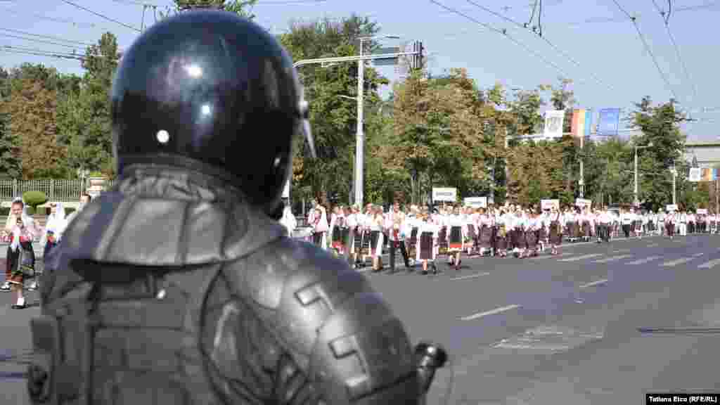 Portul popular festiv și al poliției...