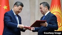 Қырғызстан президенті Садыр Жапаров (оң жақта) пен Қытай басшысы Си Цзиньпин. Бішкек, 31 тамыз, 2026 жыл.