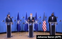 Госсекретарь США Энтони Блинкен, генеральный секретарь НАТО Йенс и министр обороны США Ллойд Остин Столтенберг во время пресс-конференции в штаб-квартире НАТО в Брюсселе. 14 апреля, 2021 года
